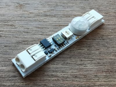 Pohybový spínač pro LED pásky 12/24V do ALU profilů se svorkovnicemi